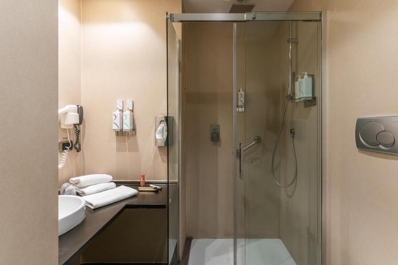 Small Double Room image 4