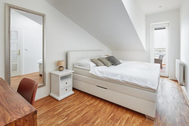 Prague Days - Deluxe Loft with View in Vinohrady - image 10