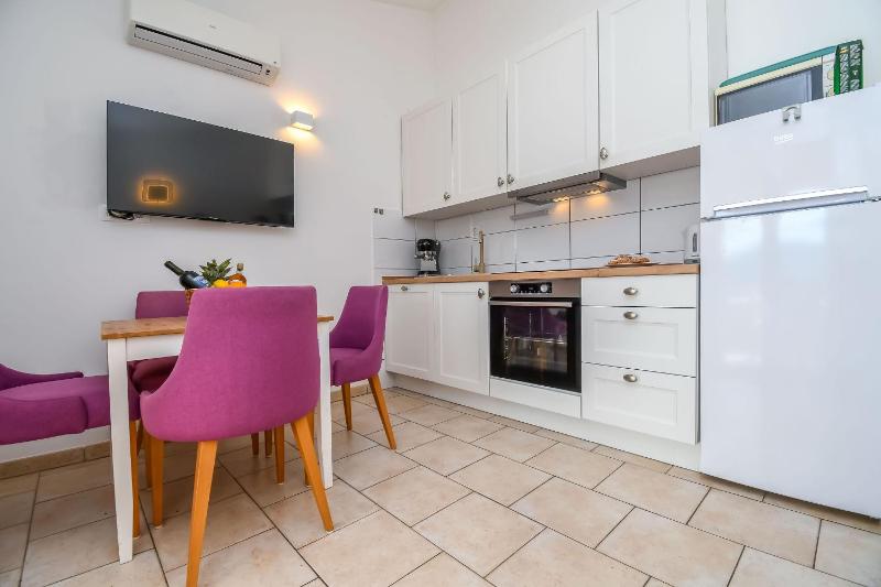 Classic One-Bedroom Apartment image 4