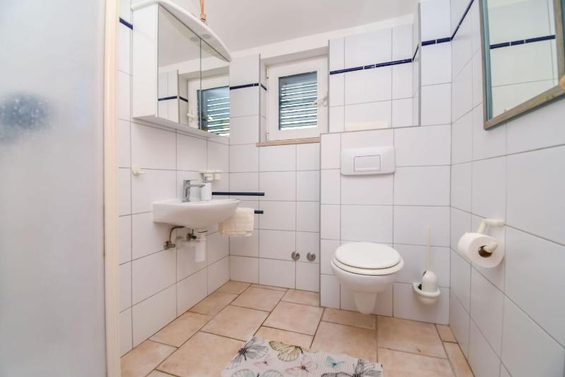 Classic One-Bedroom Apartment image 3