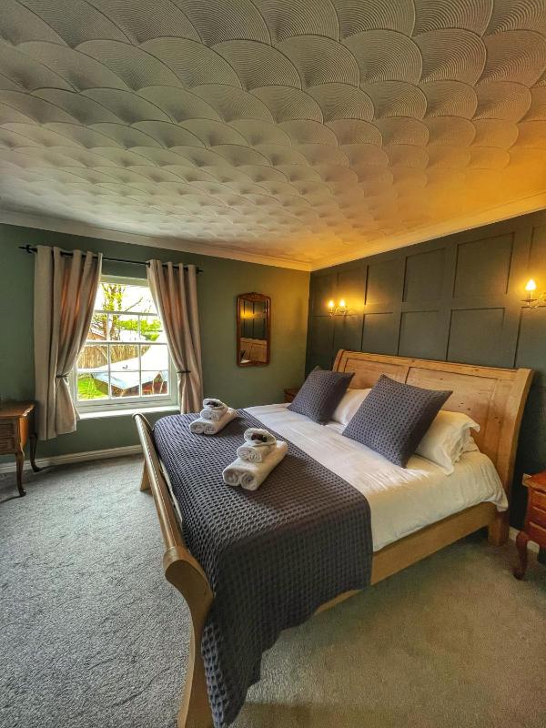 King Room with Garden View image 2