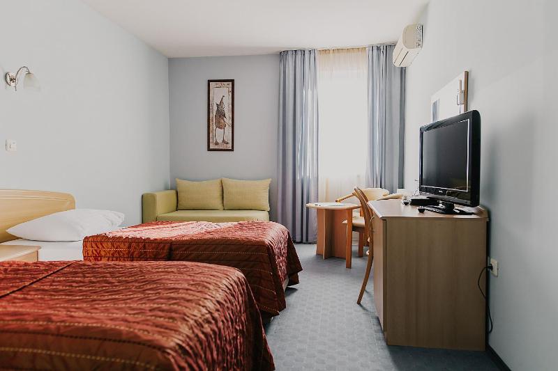 Twin Room image 4