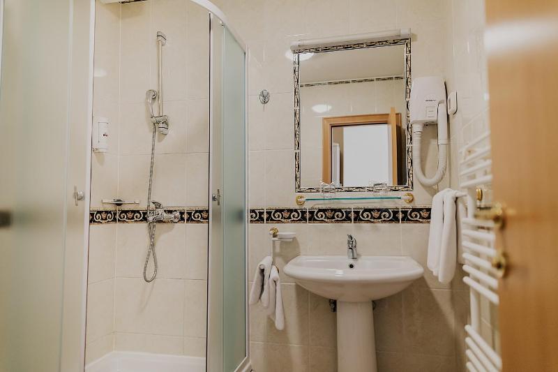 Twin Room image 2