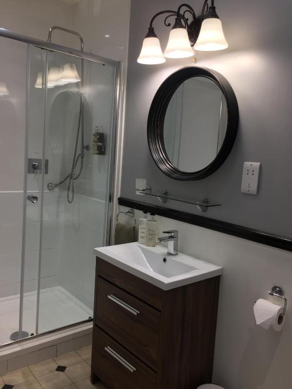 Twin Room with Private Bathroom image 3