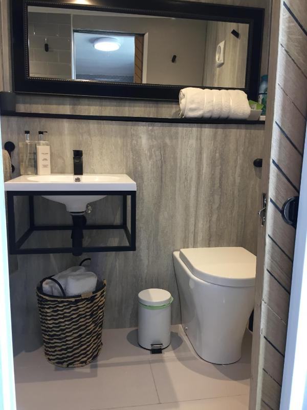 Twin Room with Private Bathroom image 4