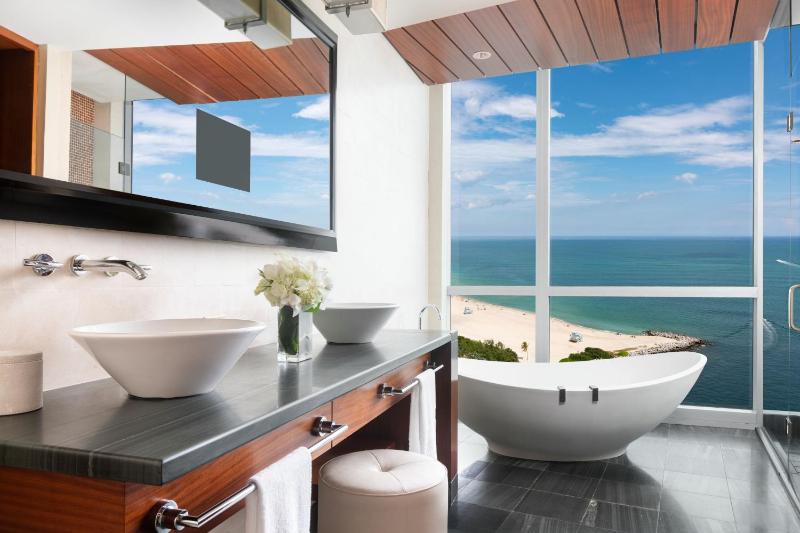 Ocean View Room with 1 King Bed image 3