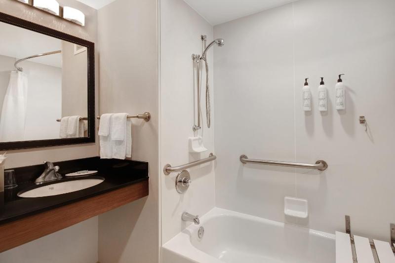 Accessible room, Guest room, 1 Queen image 1
