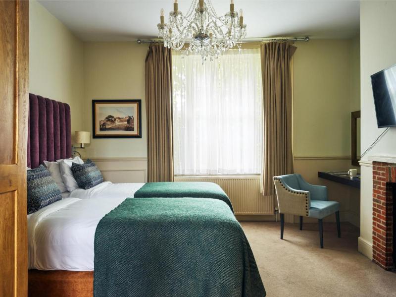 Deluxe Twin Room image 4