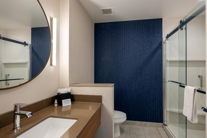 Standard King Room image 1