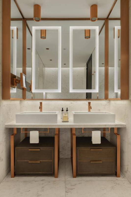 Midnight Dawn Suite with Sea View, Welcome amenity, Daily pre-dinner drinks , In-suite cocktail setup  image 4
