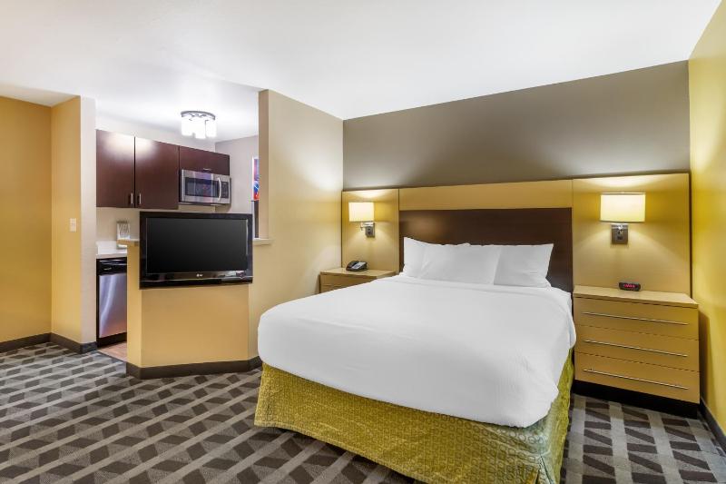 Efficiency Queen Suite with Living room - Non Smoking image 1