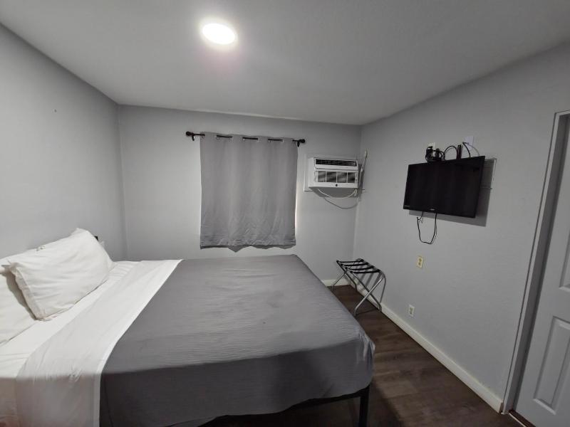 Family Room image 2