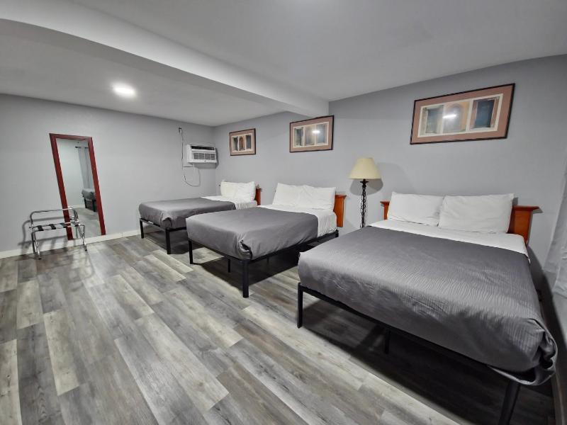 Family Room image 1