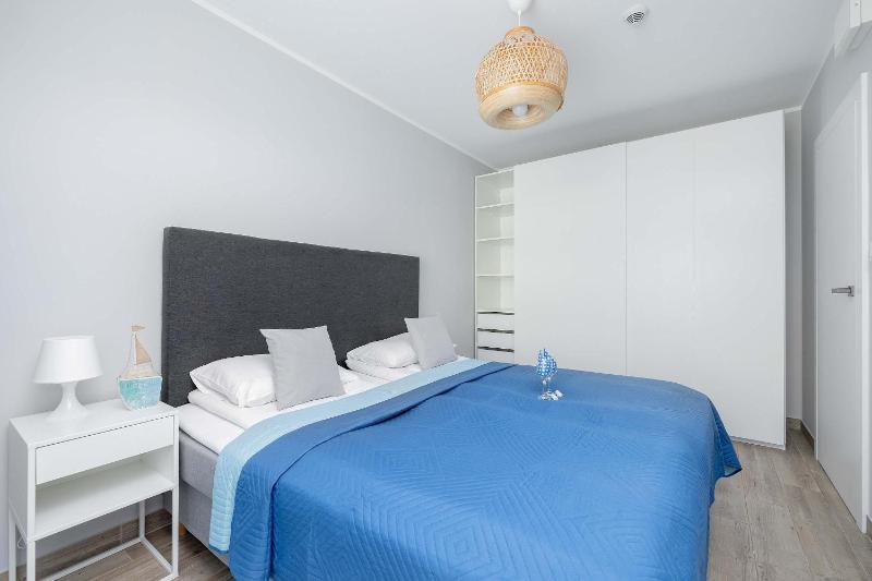Deluxe Apartament Baltic Wave Basen Siłownia Parking by Noclegi Renters - image 23