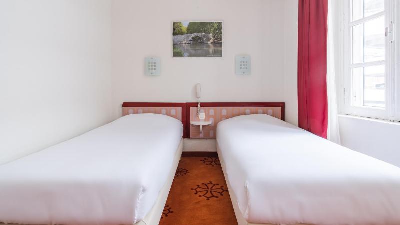 Superior Twin Room image 3