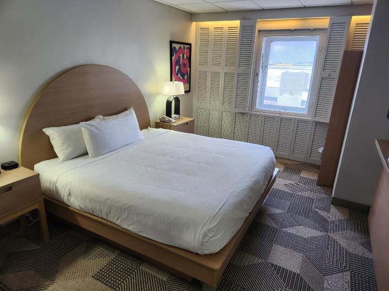 Standard Queen Room with One Queen Bed image 2