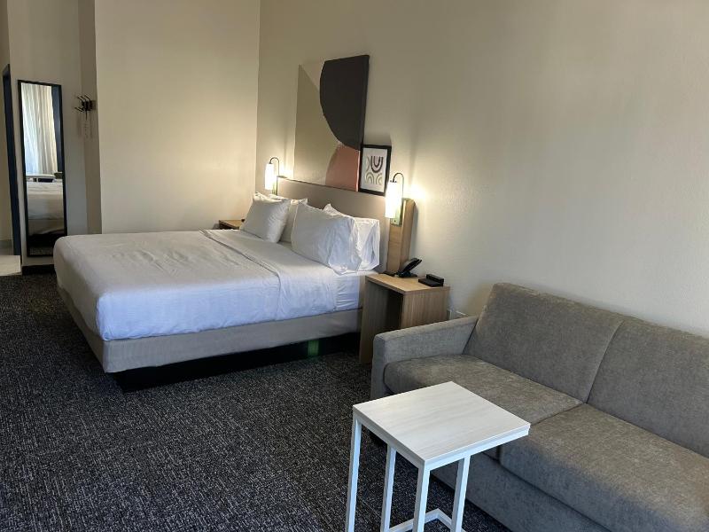 King Room with Sofa Bed - Hearing Accessible image 4