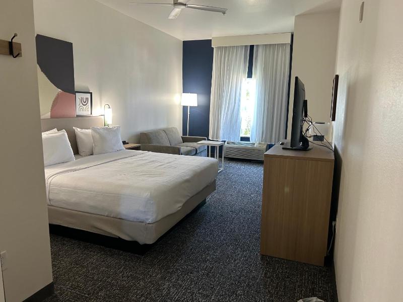 King Room with Sofa Bed - Non-Smoking image 4