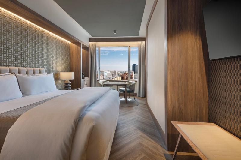 Premium Deluxe King Room - High Floor image 4