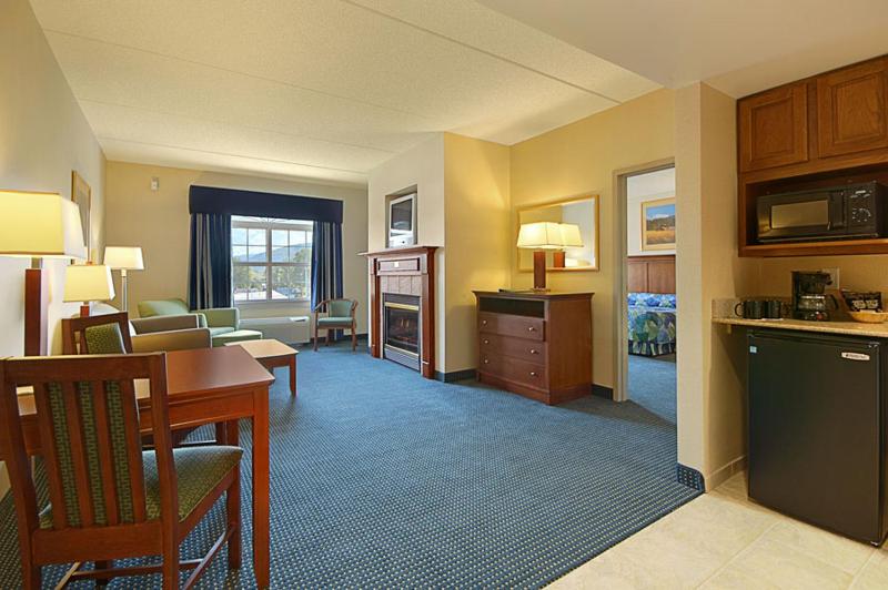 Deluxe Queen Suite - Non-Smoking image 2