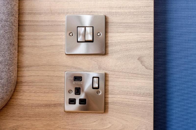 Standard Accessible Queen Room with Free Hot Breakfast image 4