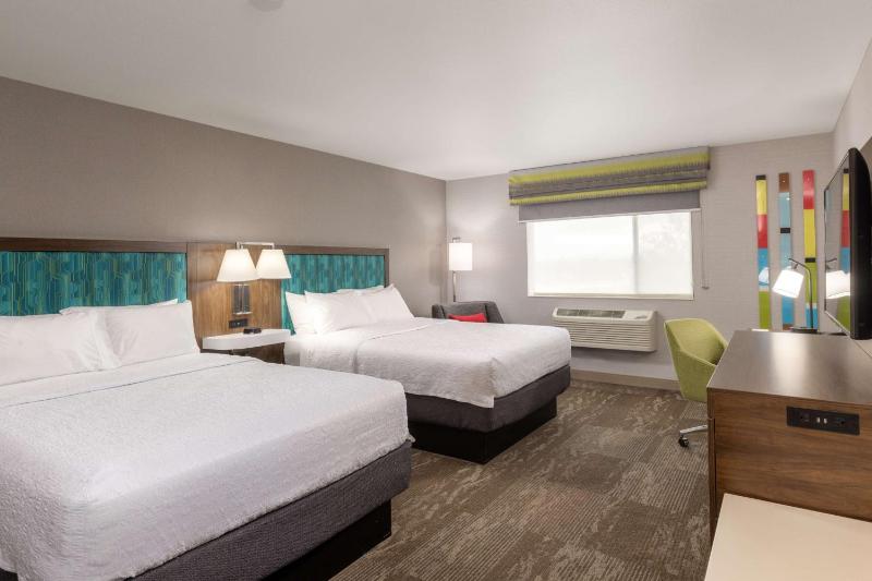 Room with Two Queen Beds - Non-Smoking image 4