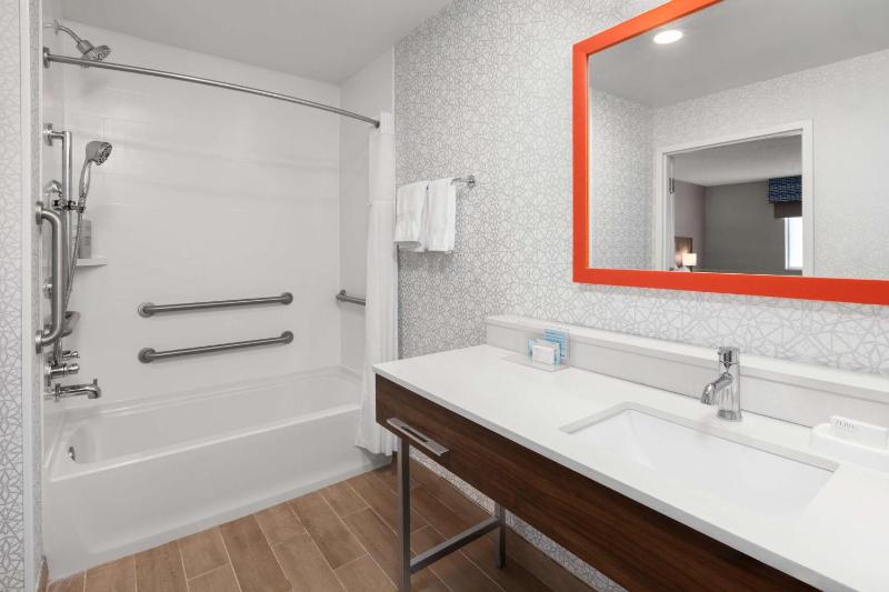 Queen Room with Two Queen Beds - Mobility and Hearing Access/Non-Smoking image 3