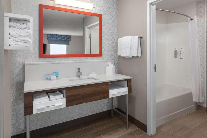Queen Studio Suite with Two Queen Beds - Non-Smoking image 2