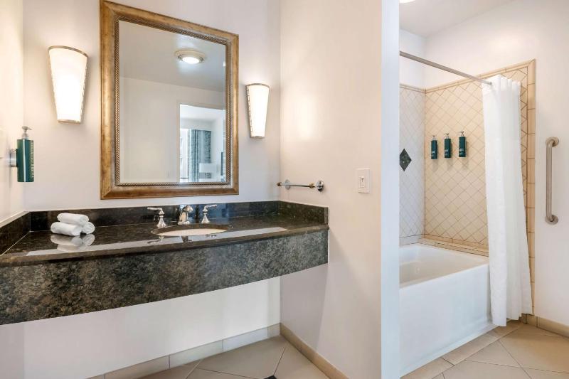1 BEDROOM OCEAN VIEW KING SUITE PLUS image 4