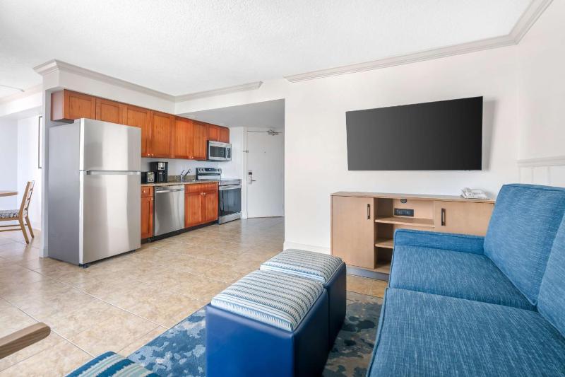 One-Bedroom Queen Suite with Bath Tub and Balcony image 4