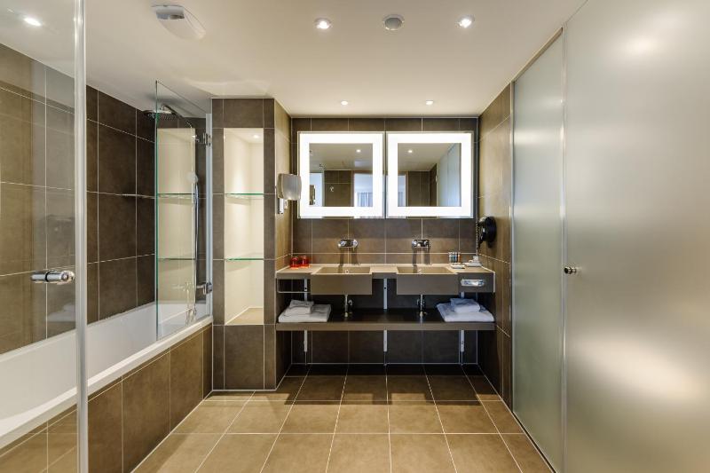 Superior King Suite image 4