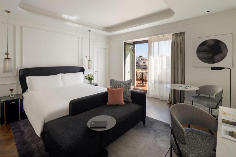 Premium King Room with Balcony and View image 2