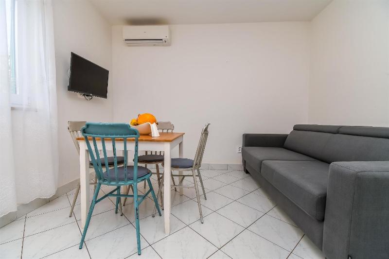 One-Bedroom Apartment image 2