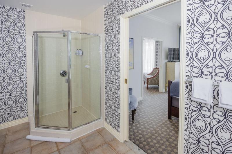 Corner One Bedroom Suite with Soaking Tub image 3