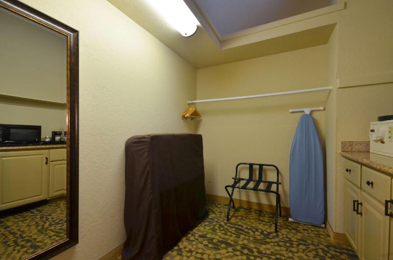 King Room - Non-Smoking image 3