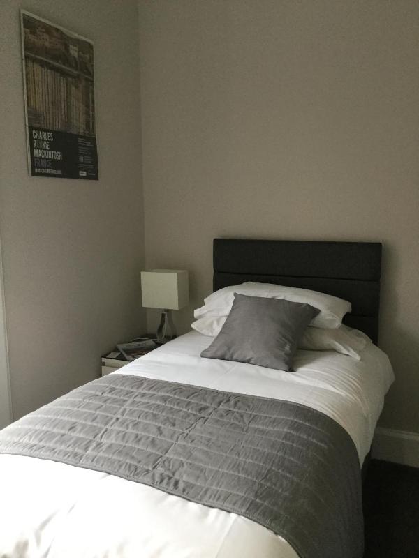 Twin Room with Private Bathroom image 2