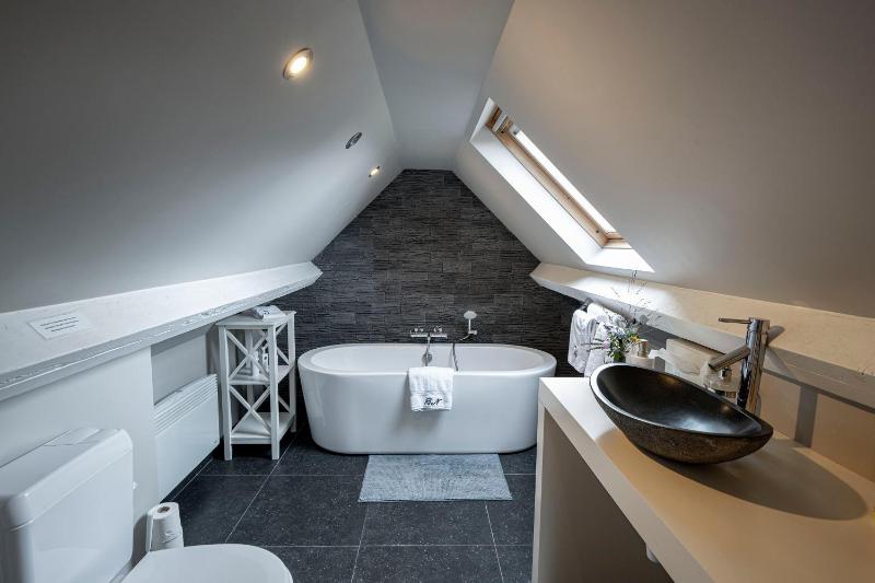 Standard Twin Room with Garden View image 4