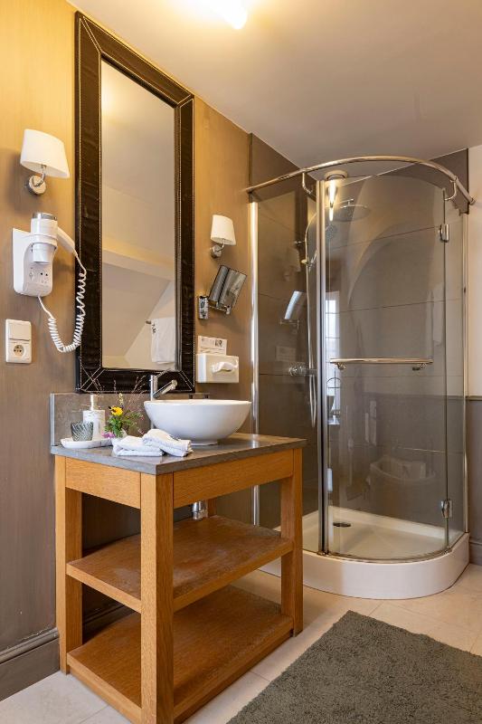 Superior King Suite image 3