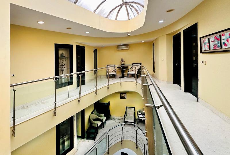 Posh Suites - Golf Course Road - image 17