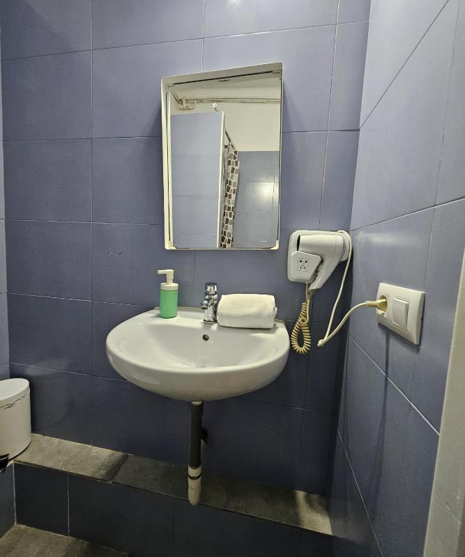 Single Room with Bathroom image 3