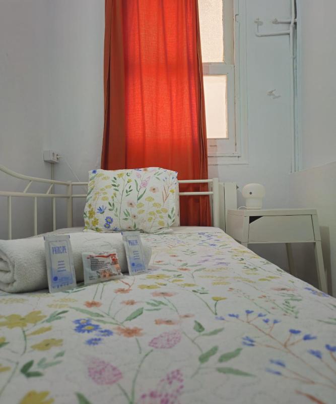 Single Room with Bathroom image 1