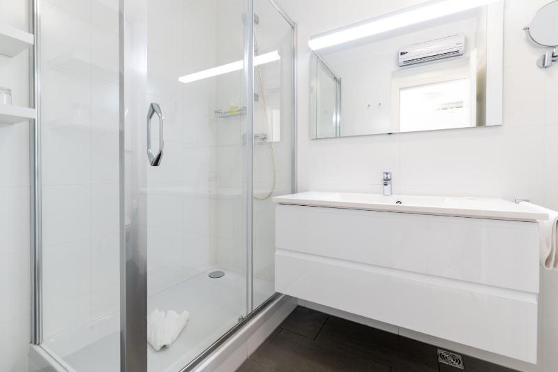 Double Room with Balcony image 2