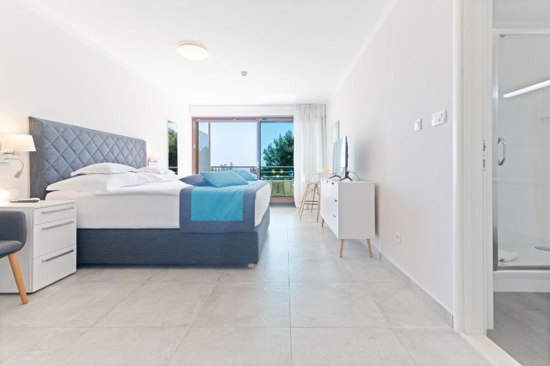 Double Room with Balcony image 4