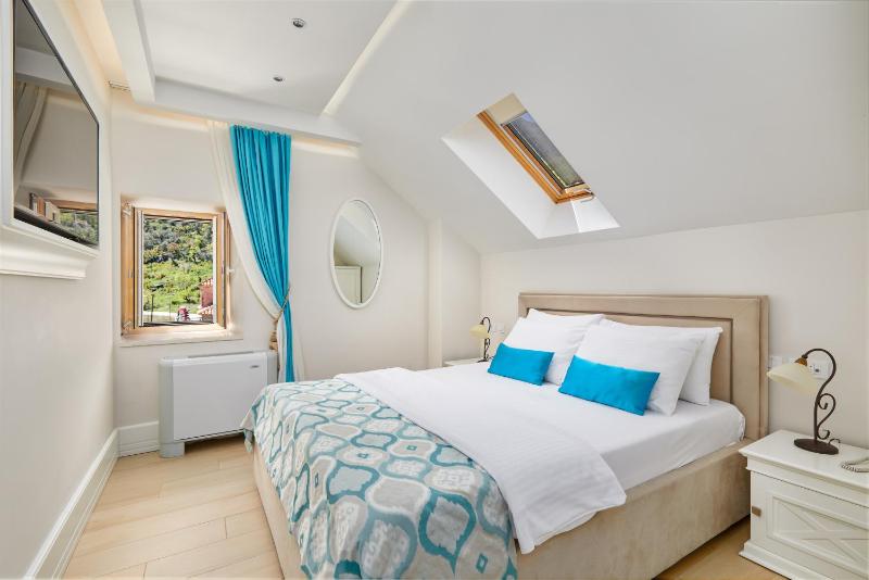 Deluxe Suite with Sea View image 4