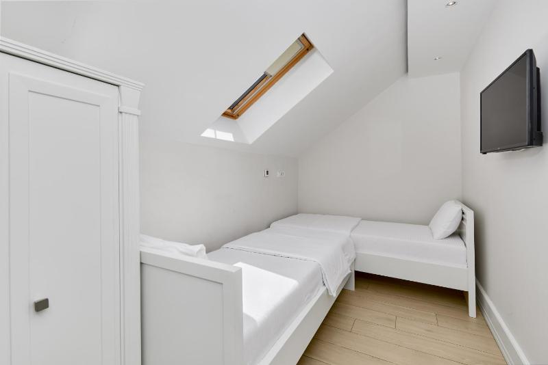 Deluxe Suite with Sea View image 2