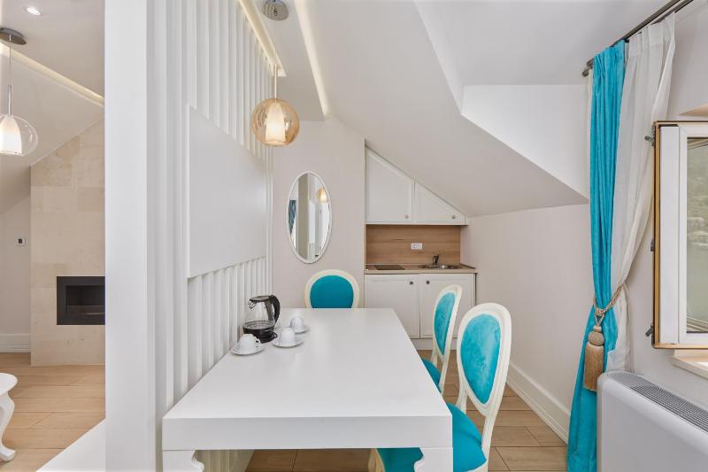 Deluxe Suite with Sea View image 3