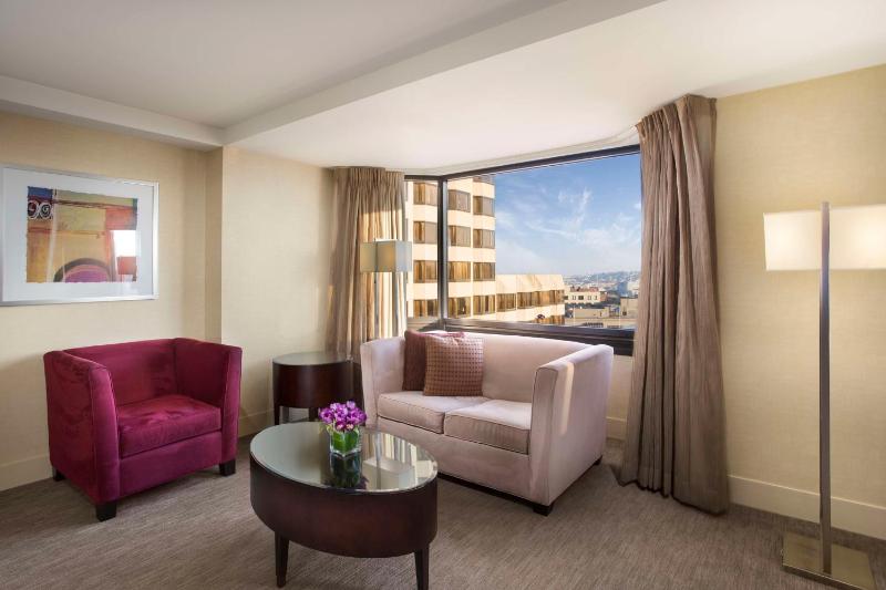 Junior King Suite with Seating Area image 3