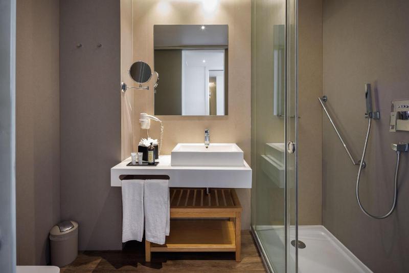 Deluxe Room with River View - High Floor image 4