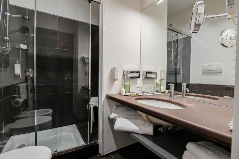 Standard Twin Room image 3