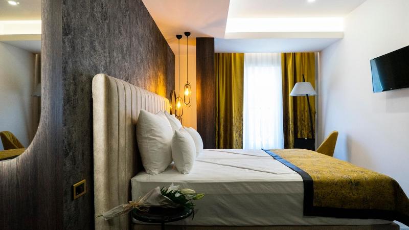 Deluxe Double Room with Extra Bed image 2